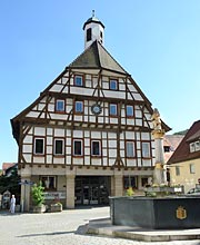 Rathaus am Markt mit Brunnen