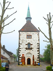 multifunktzionale Radbrunnenturm auf dem Schlossplatz von Breisach am Rhein