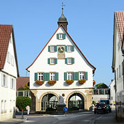 stehts keineswegs im Wege, das Alte Rathaus in Pleidelsheim