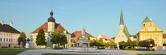 Altötting Kapellplatz mit Gnadenkapelle