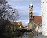 Amberg an der idyllisch umbauten Vils, rechts  die St. Martin