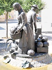 Krautbrunnen vor dem Rathaus von Merkendorf