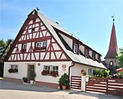 Fachwerk Wohnhaus des Linkengütels, hinten ein alter Wachturm