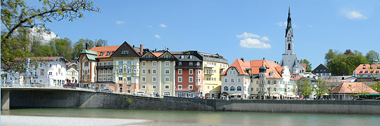 farbige Kulisse hinter der Isar, Bad Tölz