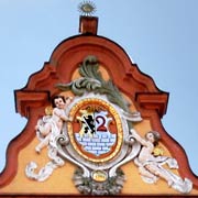 Stadtwappen von Scheßlitz, umschmückt mit Jungendstilelementen, am alten Rathaus