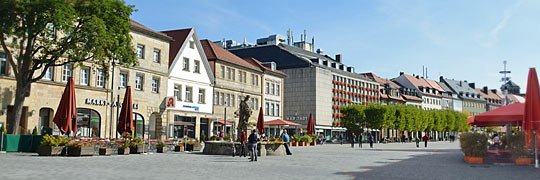Maximilianstraße, weite Marktstraße in Bayreuth