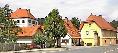 Goldkronach, links hinten das sanierte Schlösschen