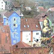 viel Kunst am, in und um das Blaue Haus des Städtchens Hollfeld