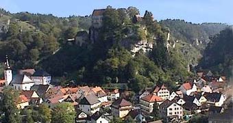 Pottenstein mit dem märchenhaft gelegenem Schloss in der Frankischen Schweiz