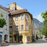 Bad Reichenhall Haus mit viel Lüftlmalerei am Rathausplatz © Bernd Schuldes