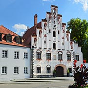 Fassade der einstigen Herzogsburg von Dingolfing