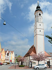 die schlanke Kirche St. Veit im Zentrum von Dorfen