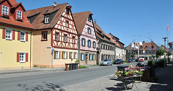 Hauptstraße in Baiersdorf, hinten öffnet sich nach links der schöne Marktplatz