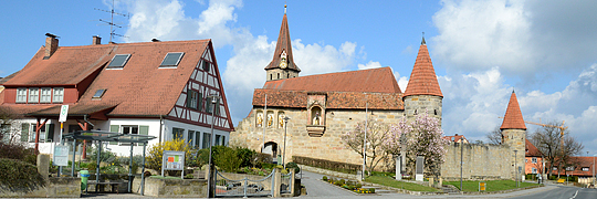 Wehrkirche in Effeltrich, schützend ummauert