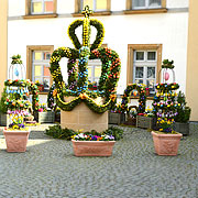 Um die Osterzeit werden in Franken viele Brunnen liebevoll geschmückt, doch die Bemühungen in Gaiganz bieten ein preisverdächtiges Bild