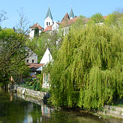 Freising, die Moosach vor dem Domberg Stadtpfarrkirche