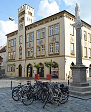 Moosburg an der Isar. den Stadtplatz bergab