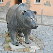 Den Spuren des Bären folgen, das lernt man hier in Grafenau