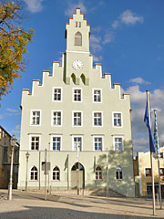 Dem Markt zugewandt das alte Rathaus, dahinter das neue modern und touristinformativ