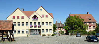 Marktplatz Roßtal, Marktplatz mit dem neuen Rathaus neben dem ehemaligen Schloss