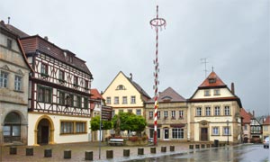 auch bei Regen schön, der Marktplatz von Ebern in Unterfranken