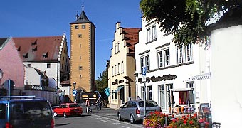 Oberer Turm und Stadthalle rechts daneben in der unterfränkischen Kreisstadt Haßfurt