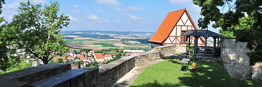 von der Schlossruine auf dem Schlossberg zur Königsberger Altstadt geschaut, ringsum die Hassberge/Unterfranken