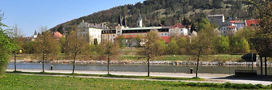 schöne Uferpromenade