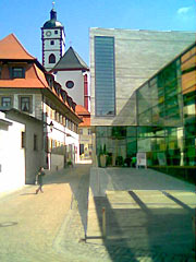 Modern zwischen altem Rathaus und Kirche St. Augustin in Dettelbach
