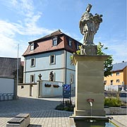 Geiselwind: dieser Brunnen setzt dem Markt die Krone auf