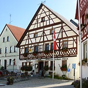 Geiselwind: dieser Brunnen setzt dem Markt die Krone auf