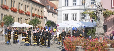 Das Weinstädtchen Iphofen erscheint an manchen Herbsttagen besonders farbenfoh und lebenslustig.