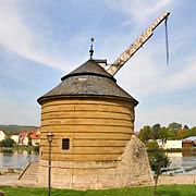 historischer Kran am Mainufer von Marktbreit