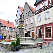 Markt von Kronach mit dem berühmten Scharfen Eck, Fachwerkhaus links im Eck