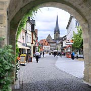 durchs Untere Tor zum Markt, hinten gotische Kirche