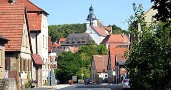 sich türmendes Städtchen Arnstein im fränkischen Spessart