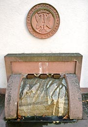 Marktbrunnen am Rathaus, am Ursprung der Stadt mit dem Fischerviertel