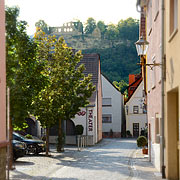 Hoch über dem Main und die Altstadt von Karlstadt erhebt sich die Ruine der Karsburg.