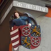 Hausfigur mit Wappen