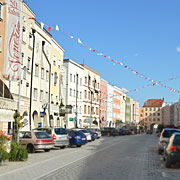 Stadtplatz von Mühldorf, lang und einladend