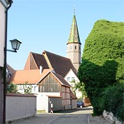 Kapelle Maria am See in Bad Windsheim zeigt weithin das schöne Buntziegeldach