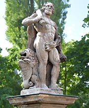 Herkules in kreativer Pose