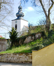 junge Jesus-Christus-Kirche auf altem Schlossgrund von Langenfeld in Franken