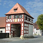 Markt Erlbachs einladendes Torhaus