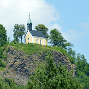 Kirchlein auf Vulkankegel