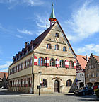 Das alte Rathaus von Lauf stellt sich diensteifrig mitten in den lang gezogenen Platz