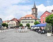 Der Nordteil vom Marktplatz. Im Hintergrund die Stadtpfarrkirche von Bad Neustadt