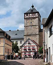 Der Nordteil vom Marktplatz. Im Hintergrund die Stadtpfarrkirche von Bad Neustadt