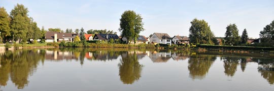 Blick über den Rothsee zum Erholungszentrum Birkach