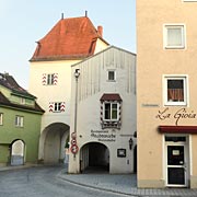 typische Innstadthäuser am Stadtplatz von Pfarrkirchen